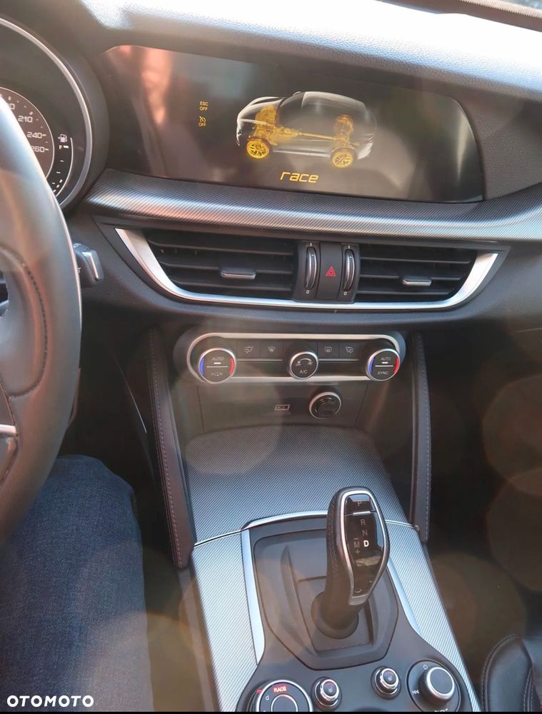 Alfa Romeo Stelvio 2.0 Turbo 16V AT8-Q4 Ti - 12