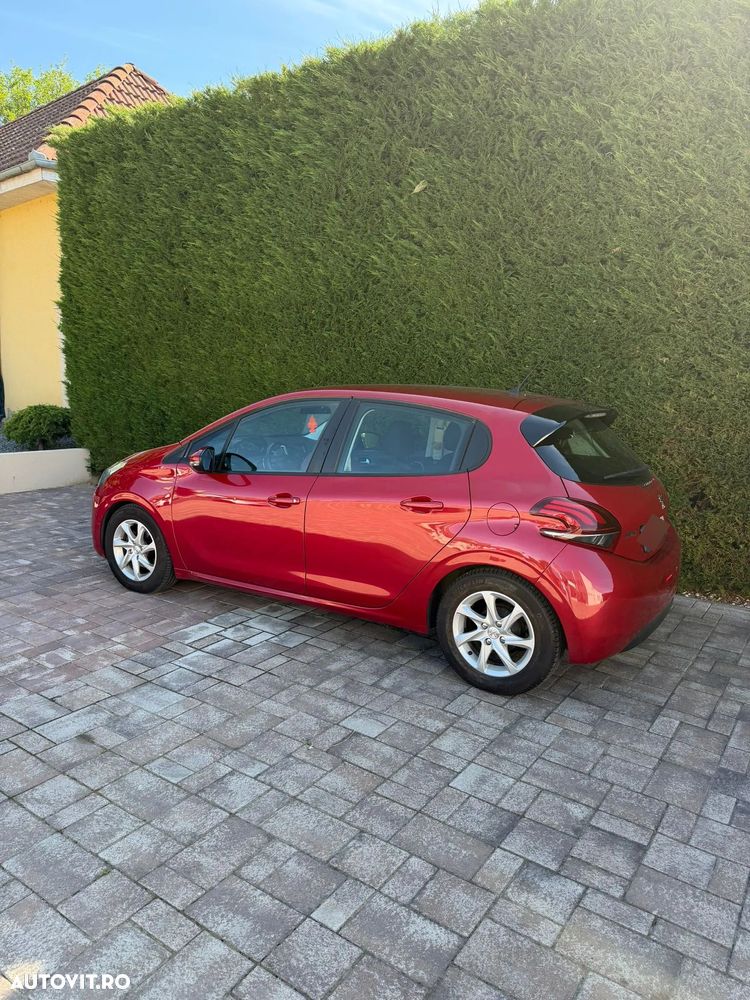 Peugeot 208 - 8