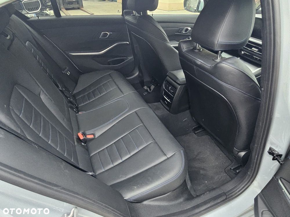 BMW Seria 3 330e PHEV M Sport - 15