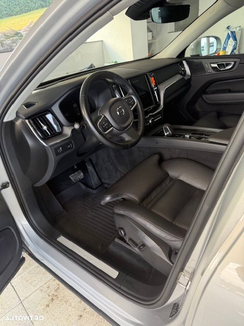 Volvo XC 60 B4 MHEV AT8 AWD Momentum Pro - 4