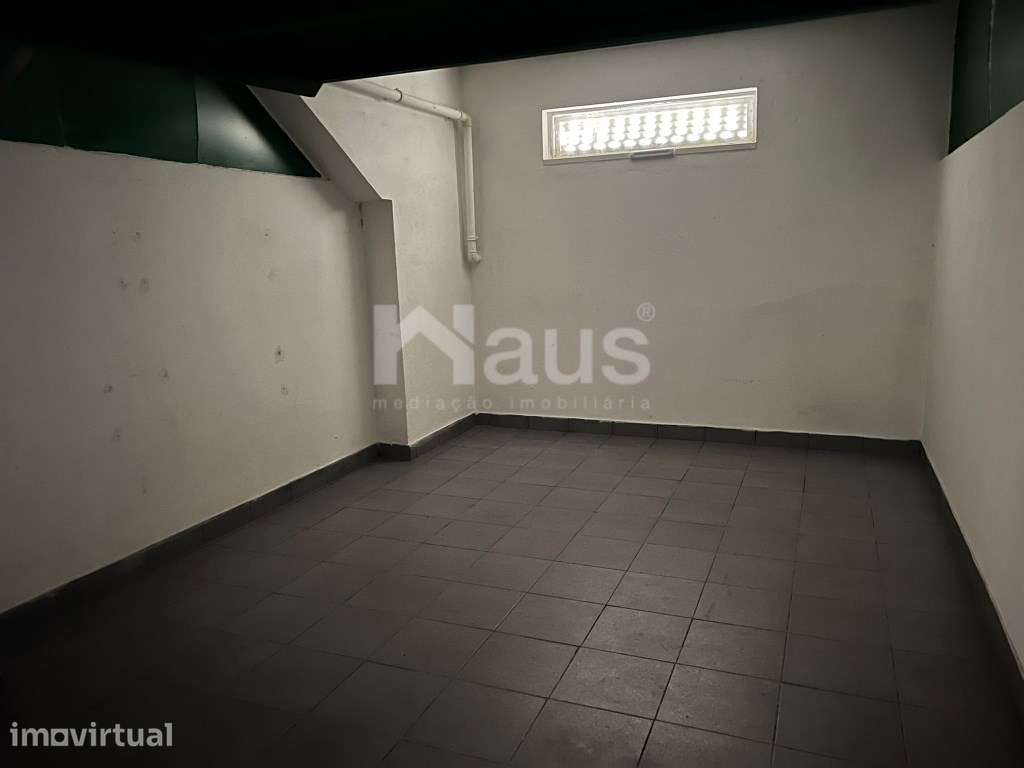 Garagem inserida em cave - Grande imagem: 5/8