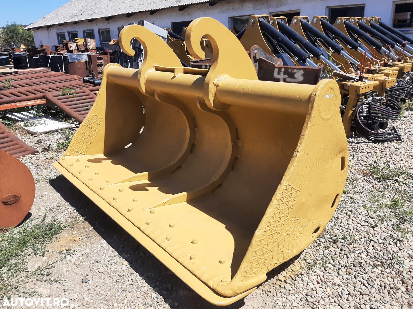 Cupa excavator Caterpillar model  CW  de 250 cm - 1