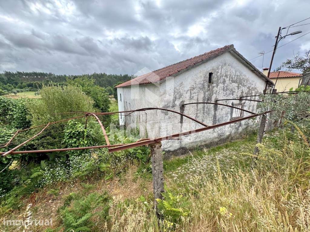 Moradia para reconstruir, no centro de uma pacata aldeia. - Grande imagem: 2/17