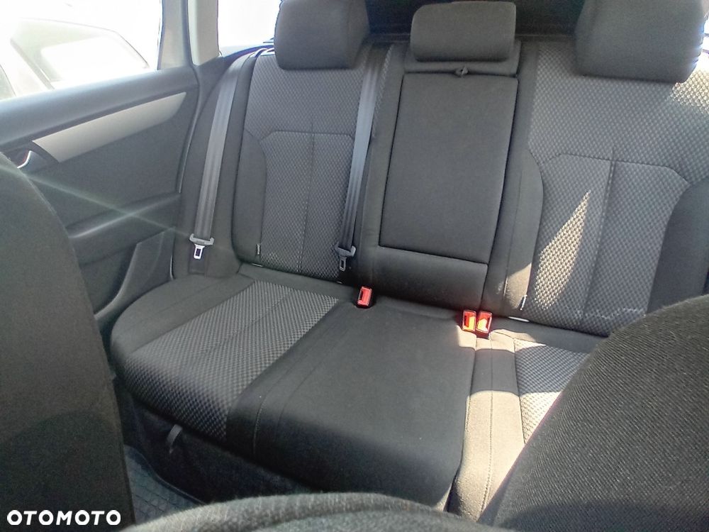 Volkswagen Passat 2.0 TDI Trendline DSG - 14