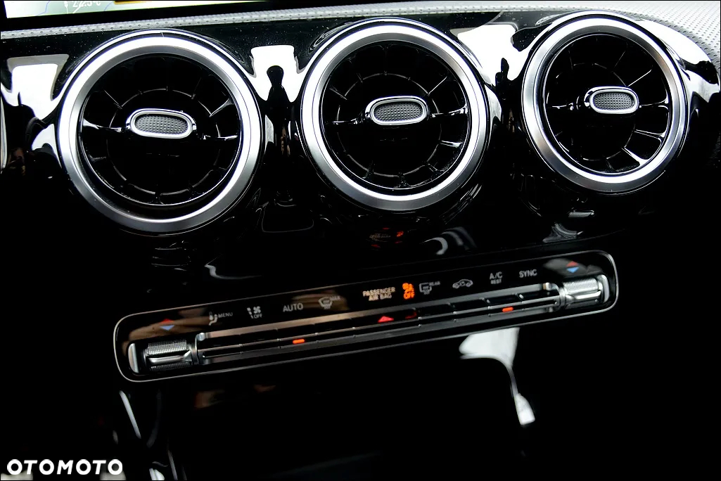 Mercedes-Benz CLA 180 Shooting Brake AMG Line - 31