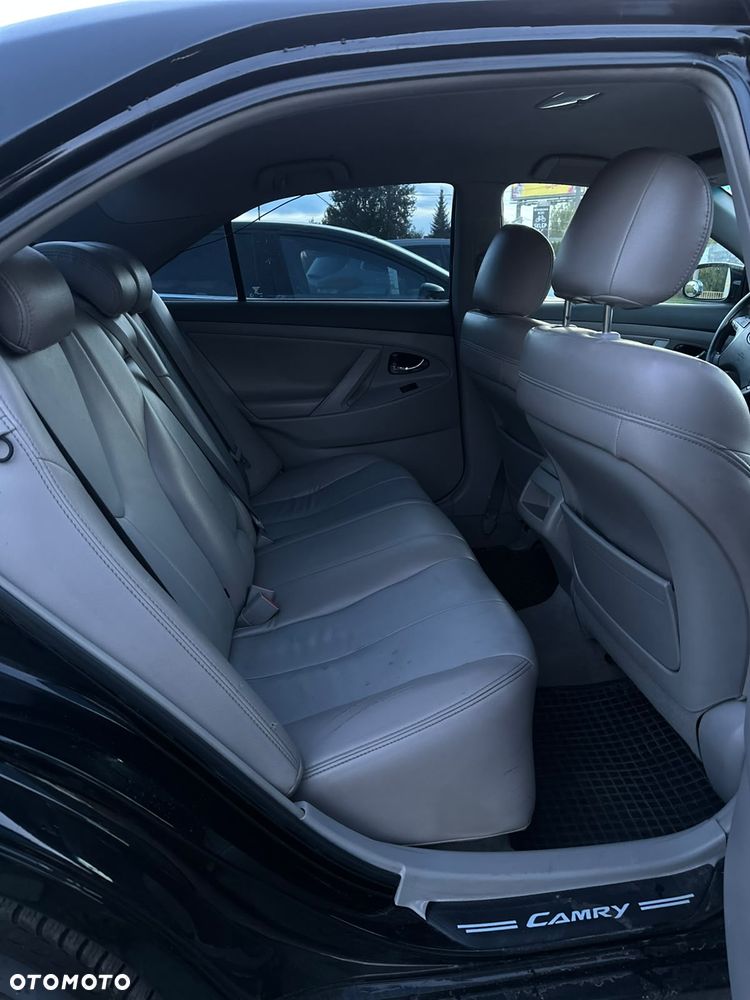 Toyota Camry 2.5 XLE - 17