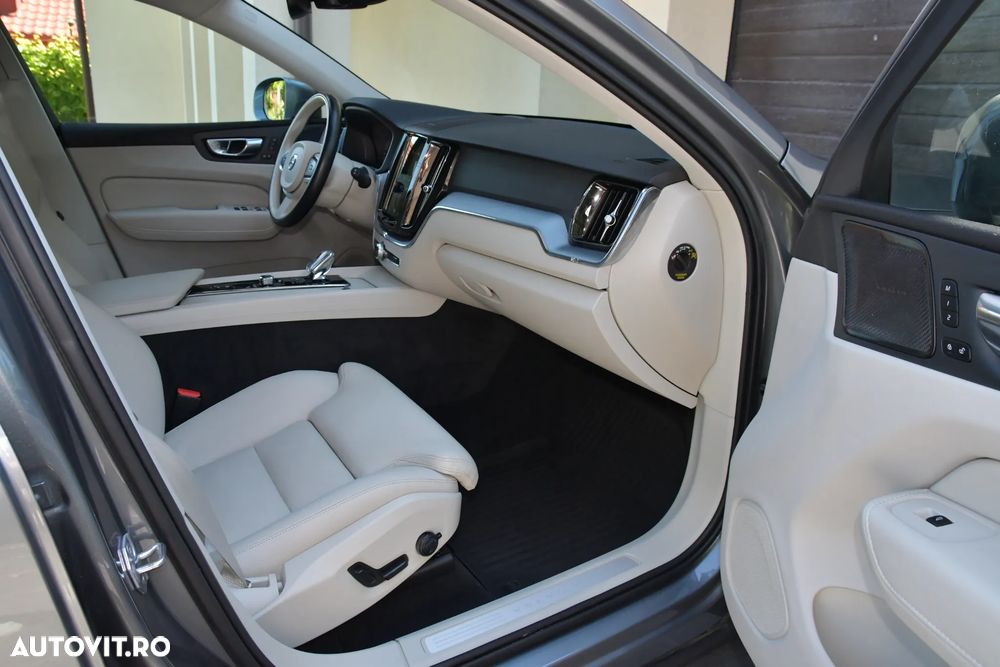 Volvo XC 60 B4 MHEV AT8 AWD Momentum Pro - 24