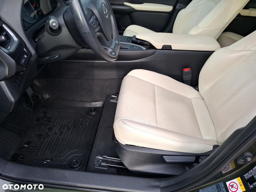 Lexus UX - 11