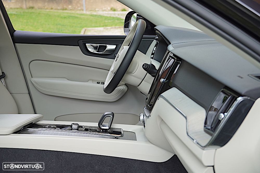 Volvo XC 60 2.0 T6 PHEV Plus Bright AWD - 26