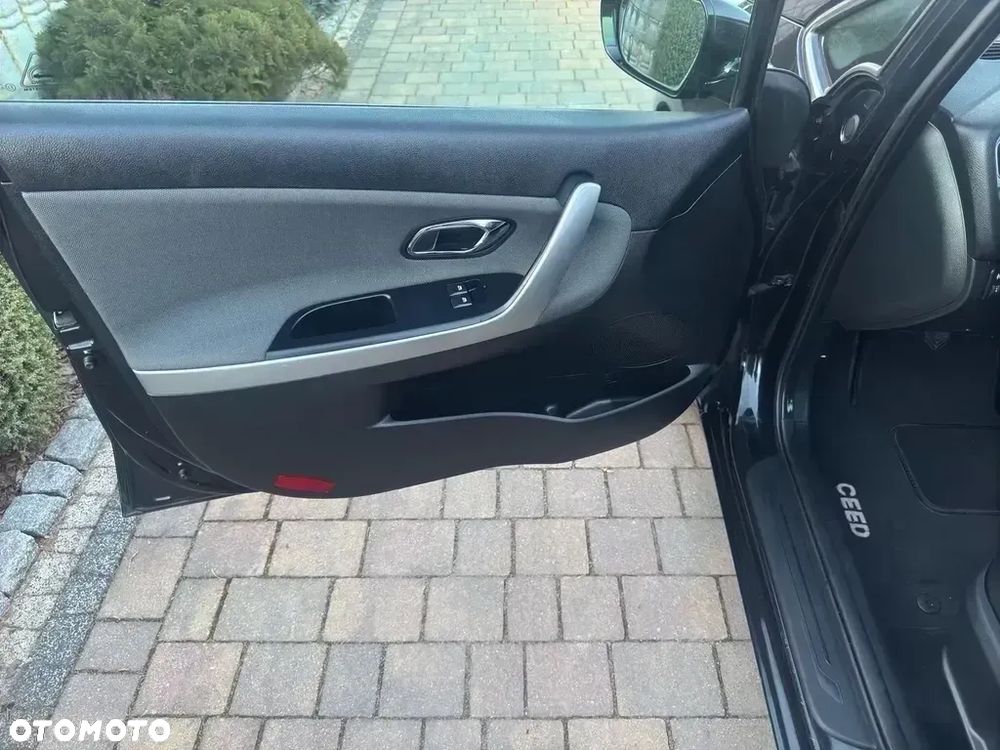 Kia Ceed 1.4 CVVT Dream Team Edition - 11