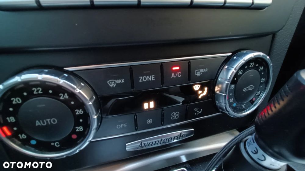 Mercedes-Benz Klasa C 180 CGI BlueEFFICIENCY Avantgarde - 28