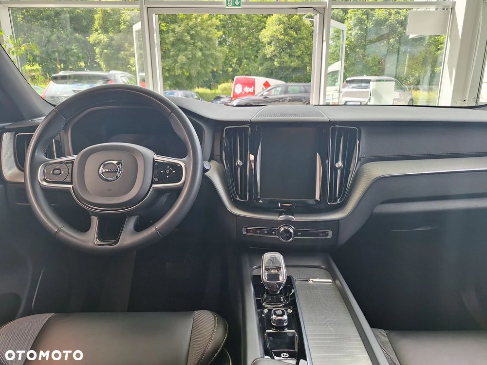 Volvo XC 60 B5 B AWD Ultimate Dark - 17