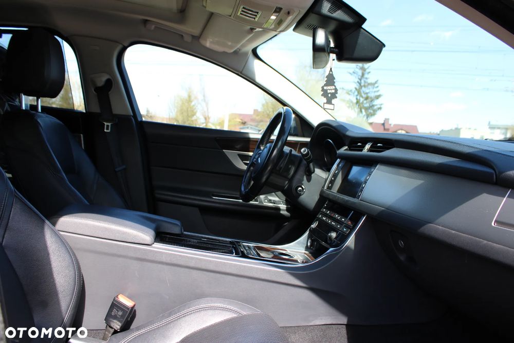 Jaguar XF 20d Prestige - 22