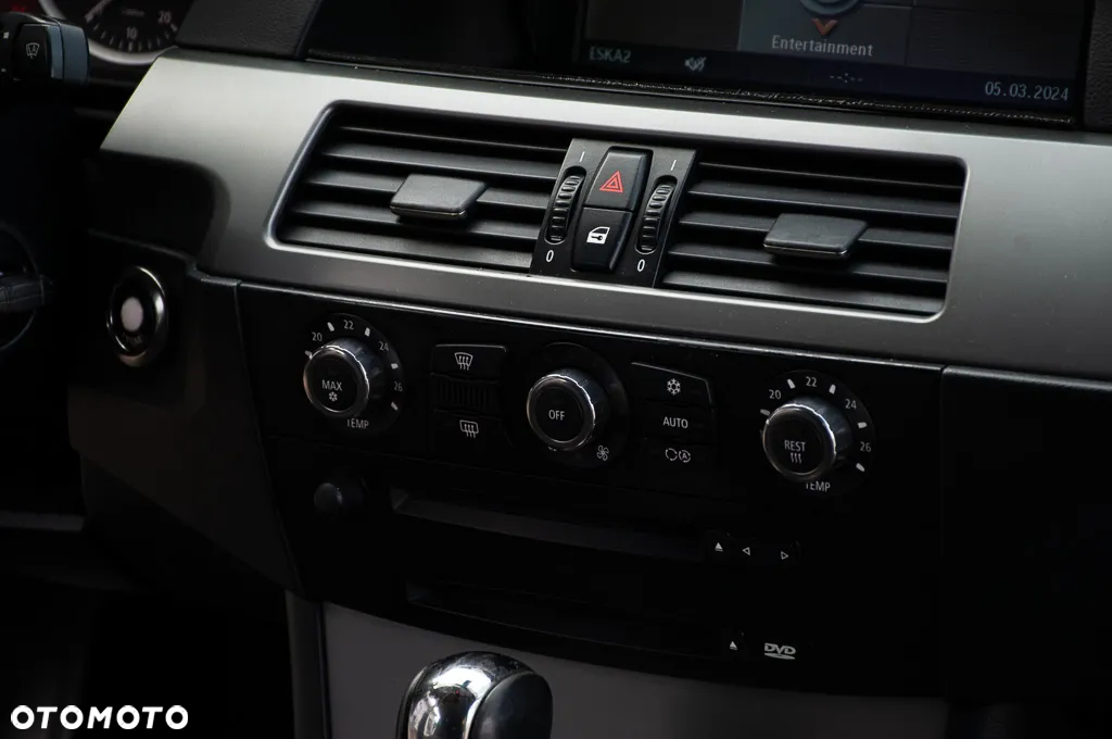 BMW Seria 5 525i Touring - 22