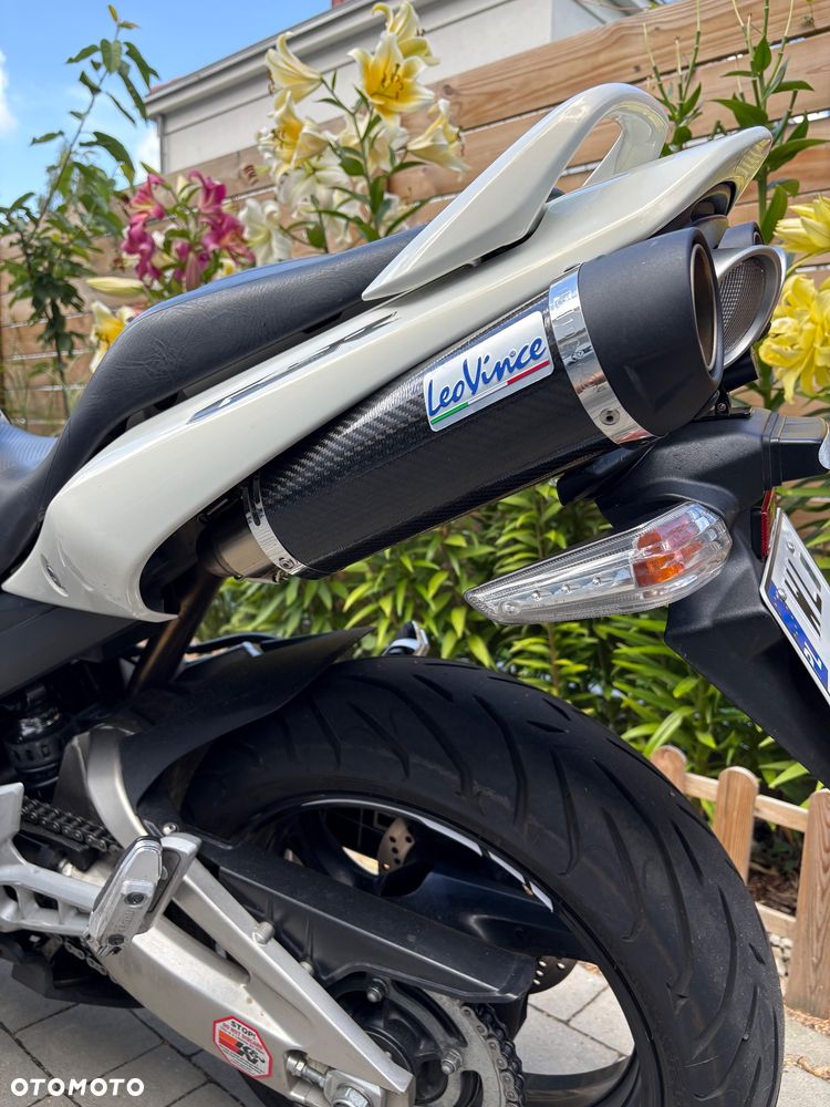 Suzuki GSR - 6