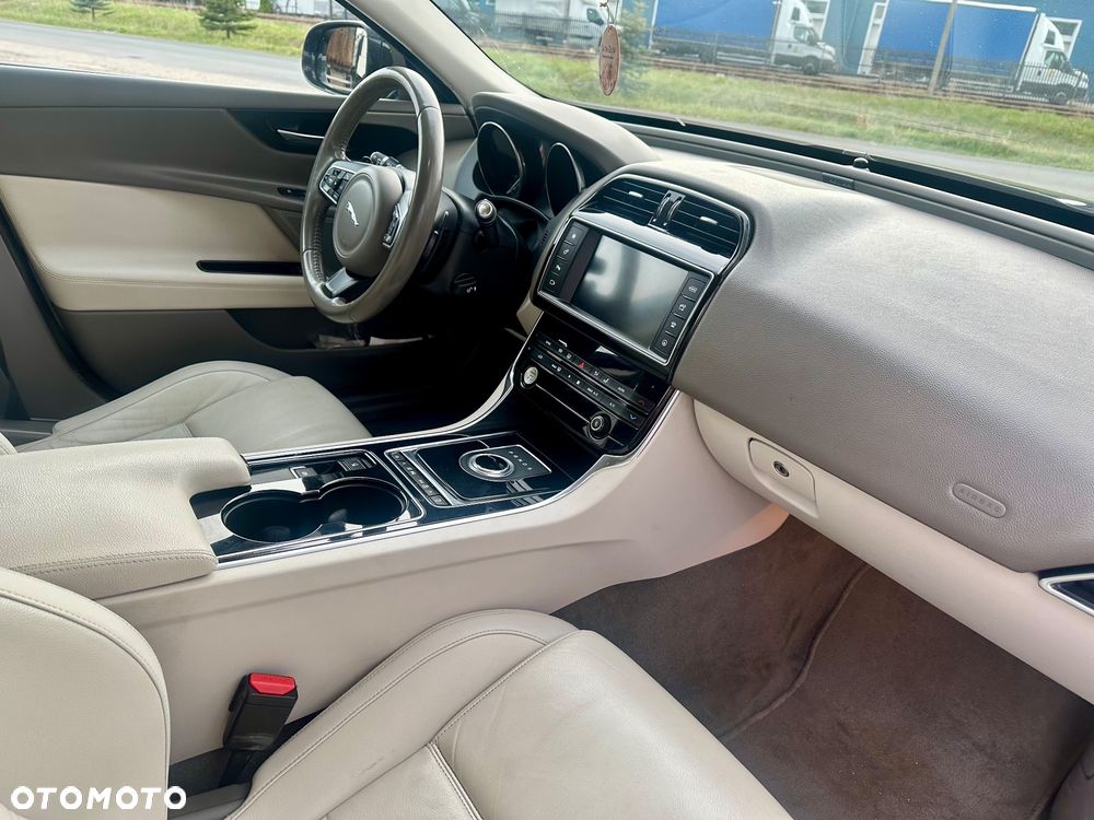 Jaguar XE 2.0 T Prestige - 10