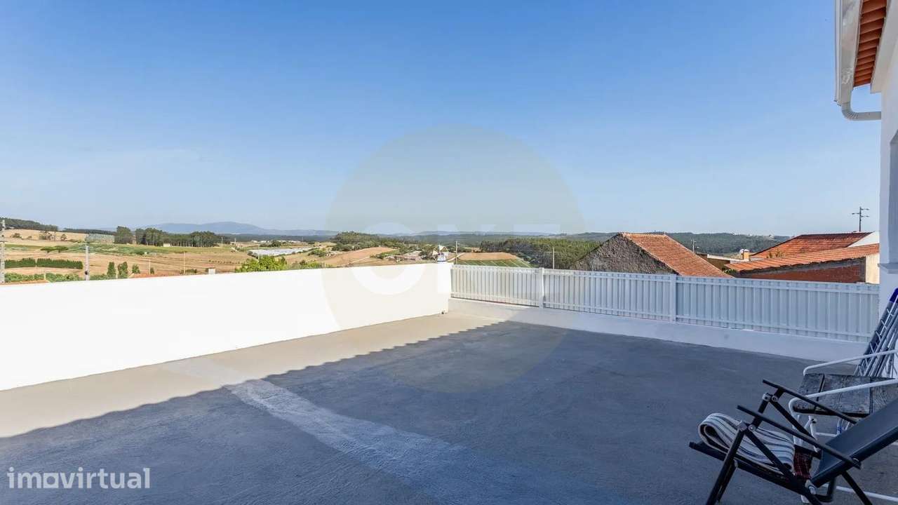 Moradia remodelada| Terraço | Cave c/entrada independente | Lourinhã - Grande imagem: 2/29