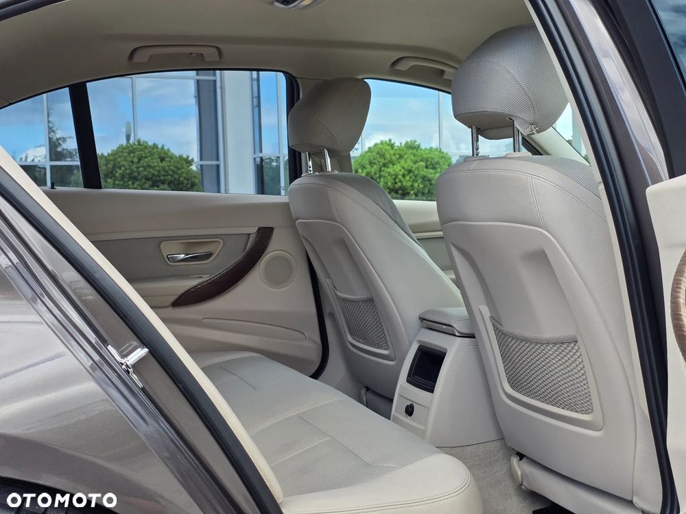 BMW Seria 3 320i Modern Line - 21