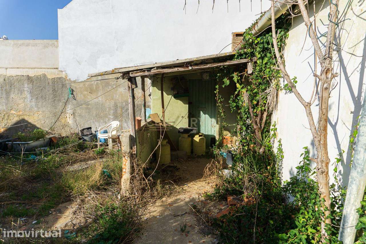 Terreno com ruínas apto para construção, com projeto aprovado pela C. - Grande imagem: 2/4