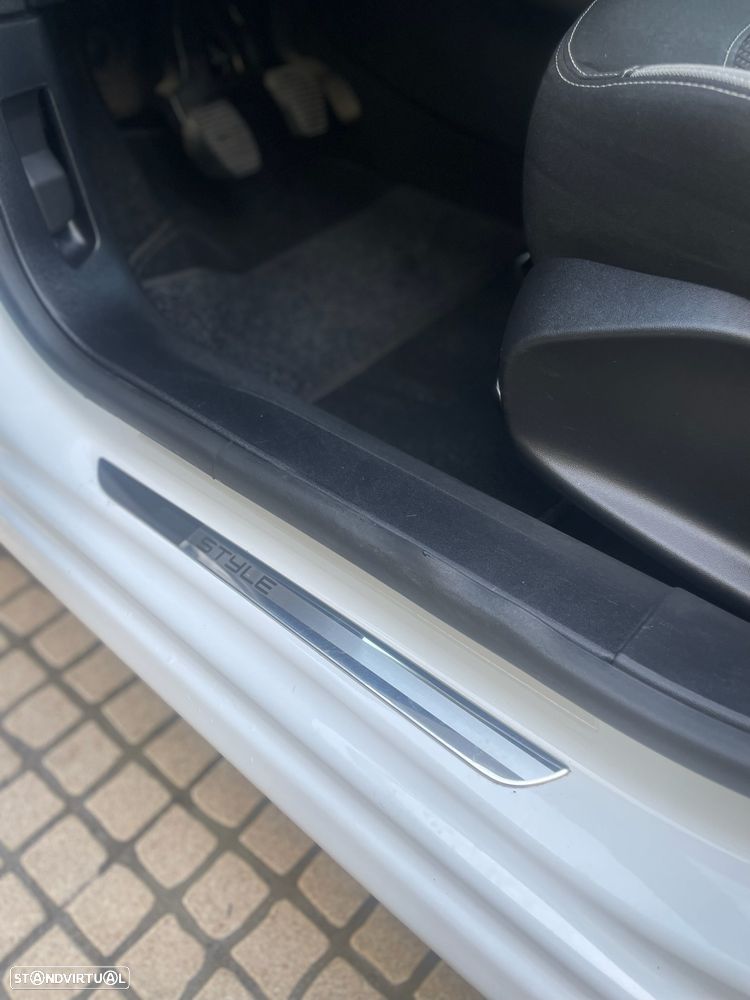 Peugeot 208 ver-1-2-puretech-style - 8