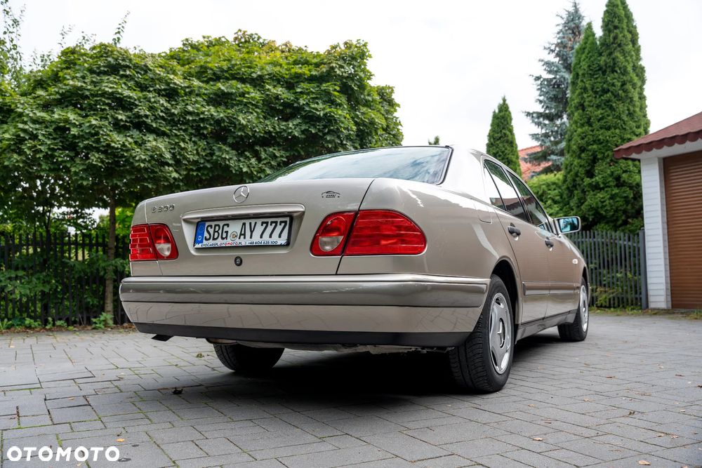 Mercedes-Benz Klasa E 200 - 12