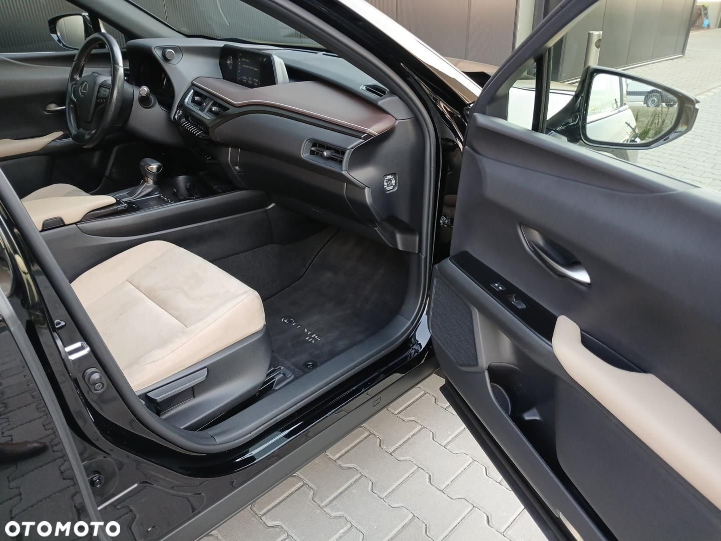 Lexus UX - 25