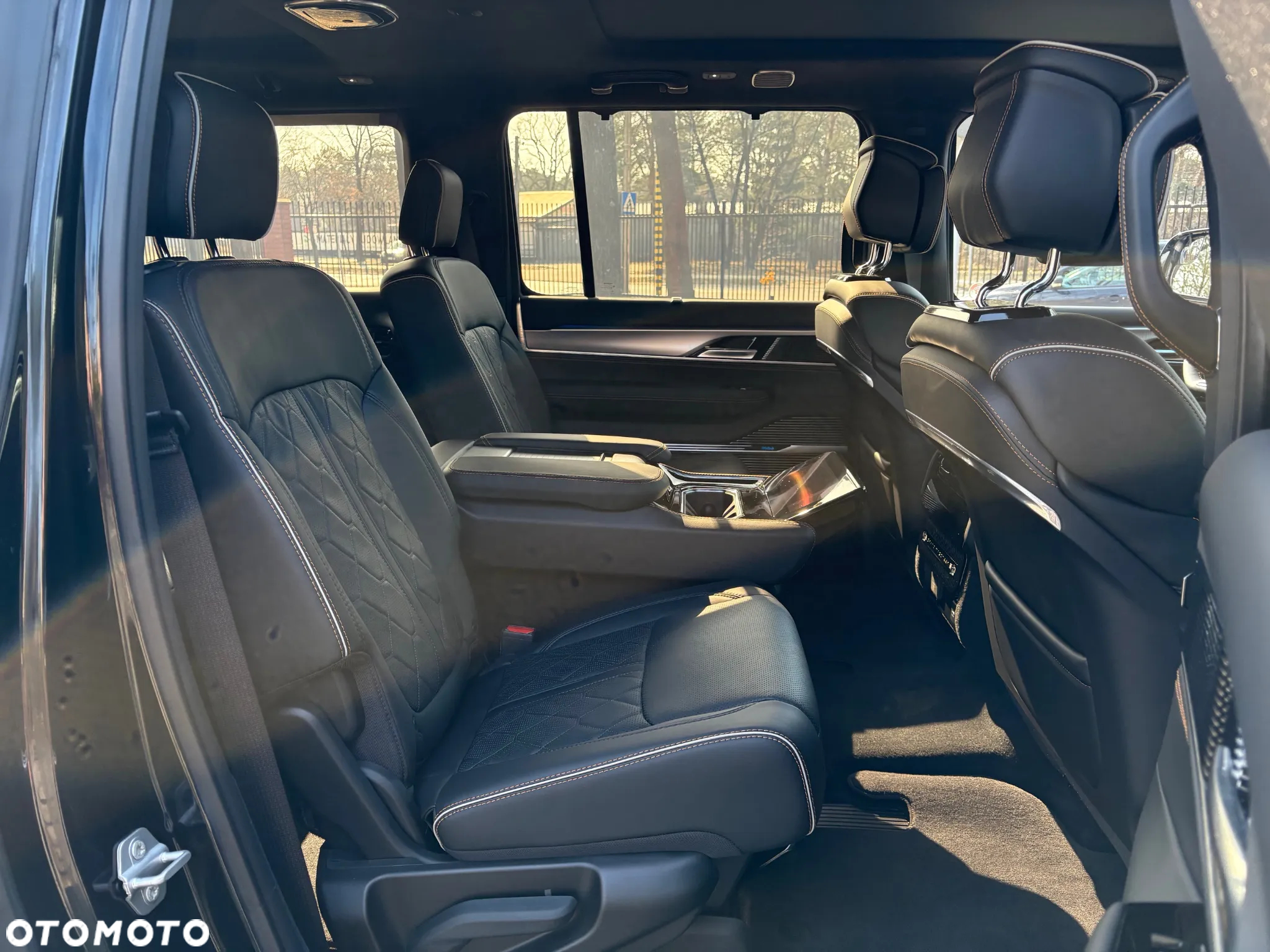 Jeep Grand Wagoneer - 15