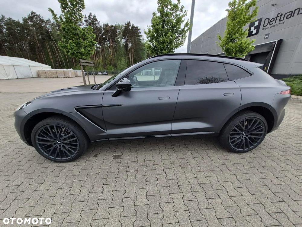 Aston Martin DBX - 12