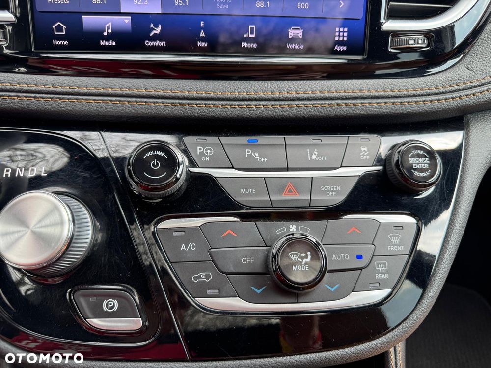 Chrysler Pacifica - 16