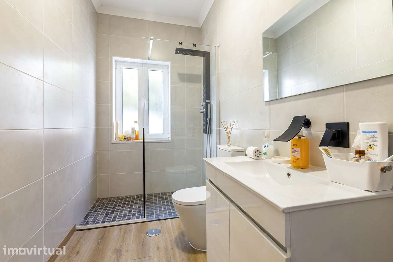 Casa T2 com piscina, terreno de 1 032 m² - Grande imagem: 4/25