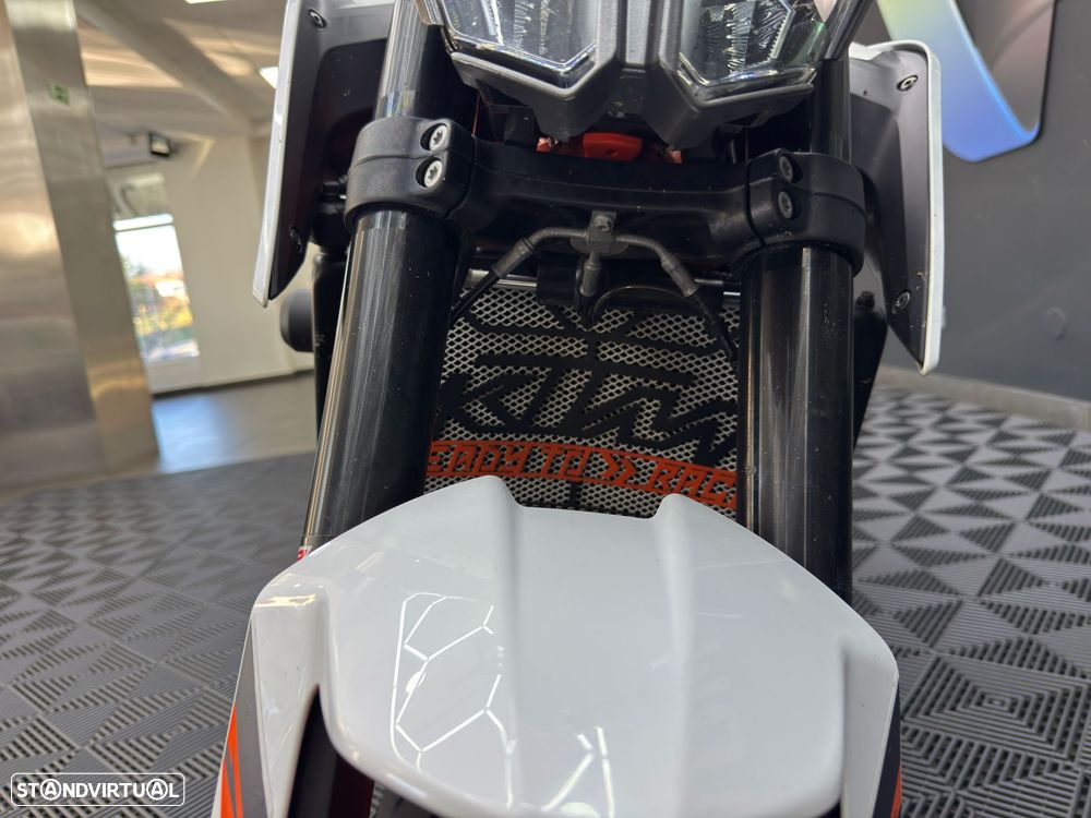 KTM 890 DUKE R - 18