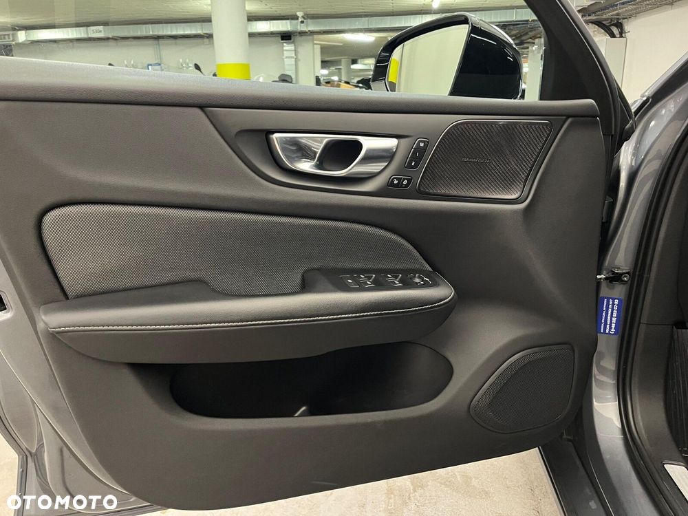 Volvo V60 B4 B R-Design - 16