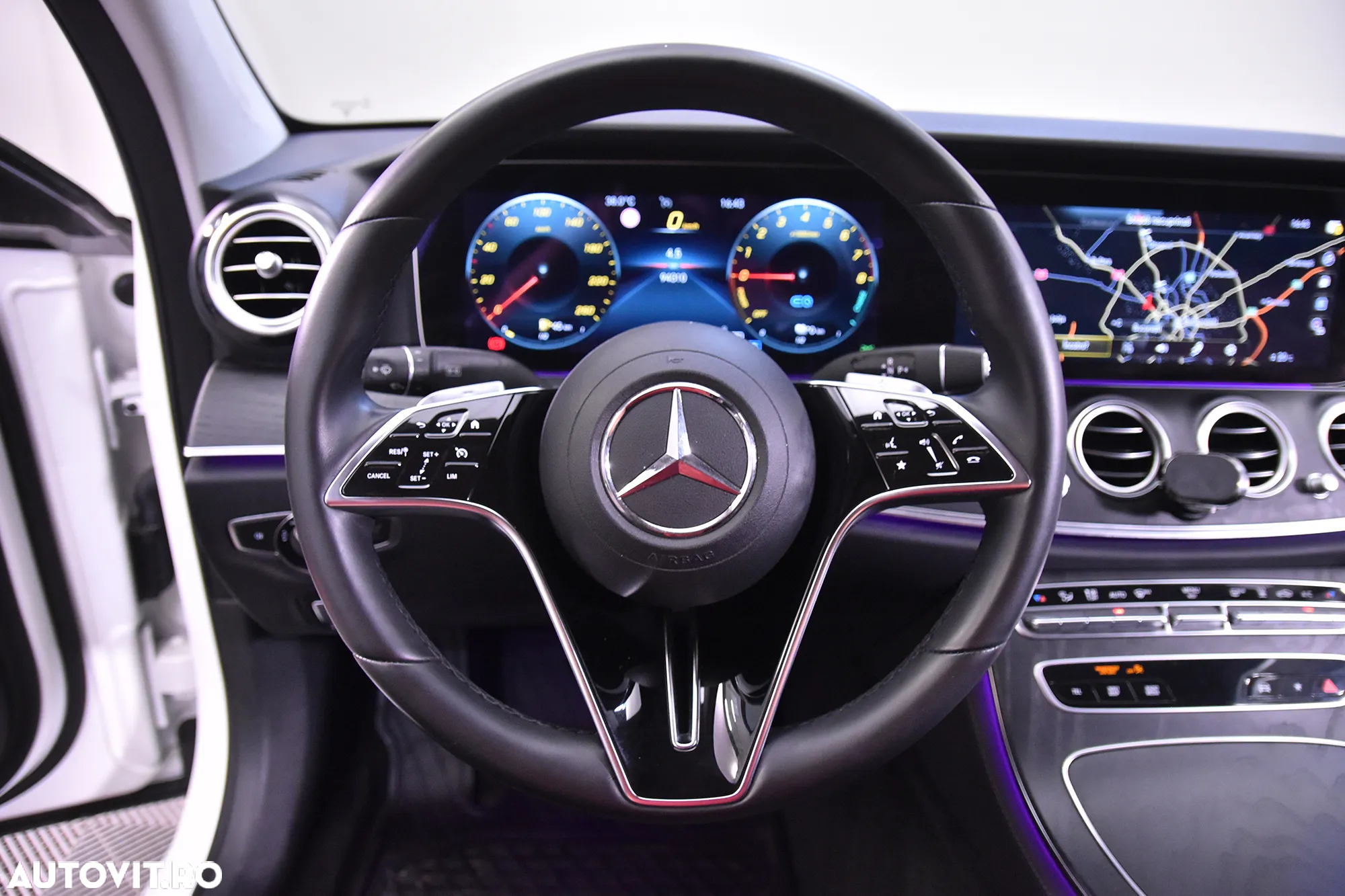Mercedes-Benz E 300 4Matic 9G-TRONIC AMG Line - 16