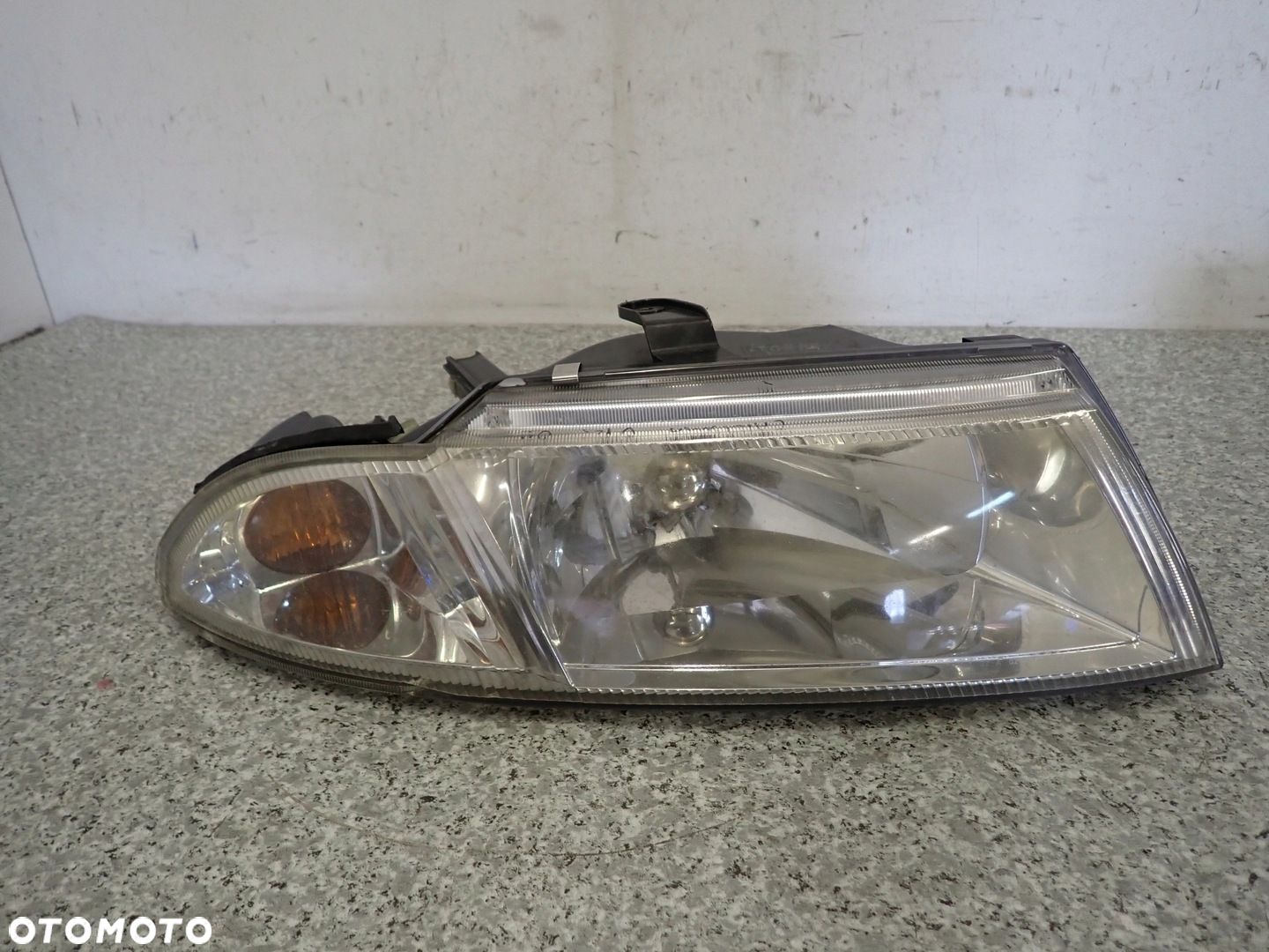 MITSUBISHI CARISMA 00-03 REFLEKTOR PRAWY LAMPA PRZEDNIA PRAWA - 1
