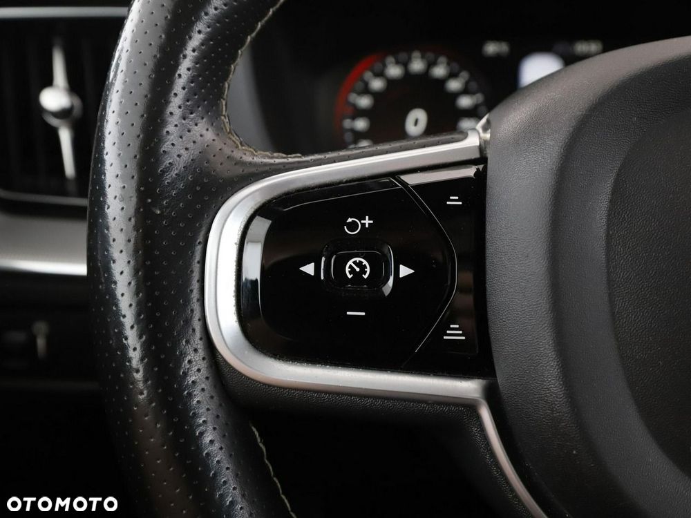 Volvo XC 60 D4 R-Design - 33
