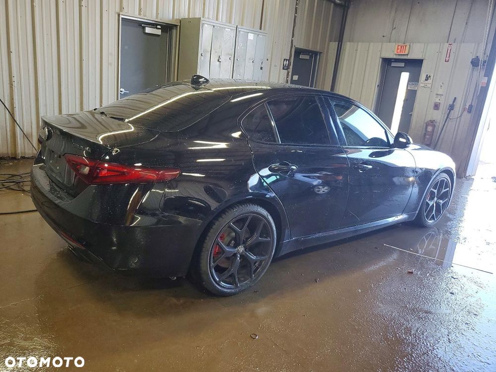 Alfa Romeo Giulia 2.0 Turbo 16V AT8-Q4 Ti - 4