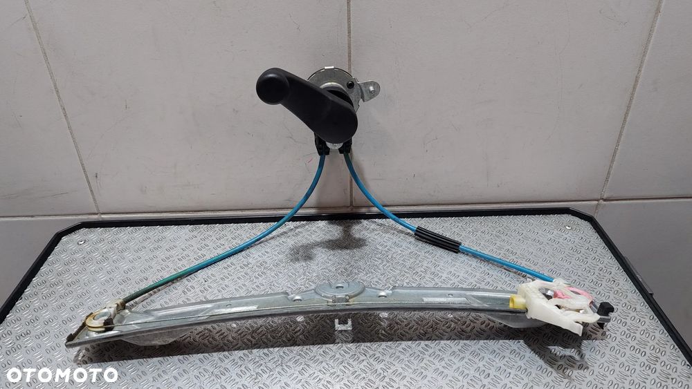 PODNOŚNIK MECHANIZM SZYBY PRAWY TYŁ KORBA FIAT BRAVO II 2 R2008 - 1