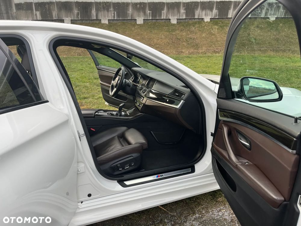 BMW Seria 5 550i xDrive - 34
