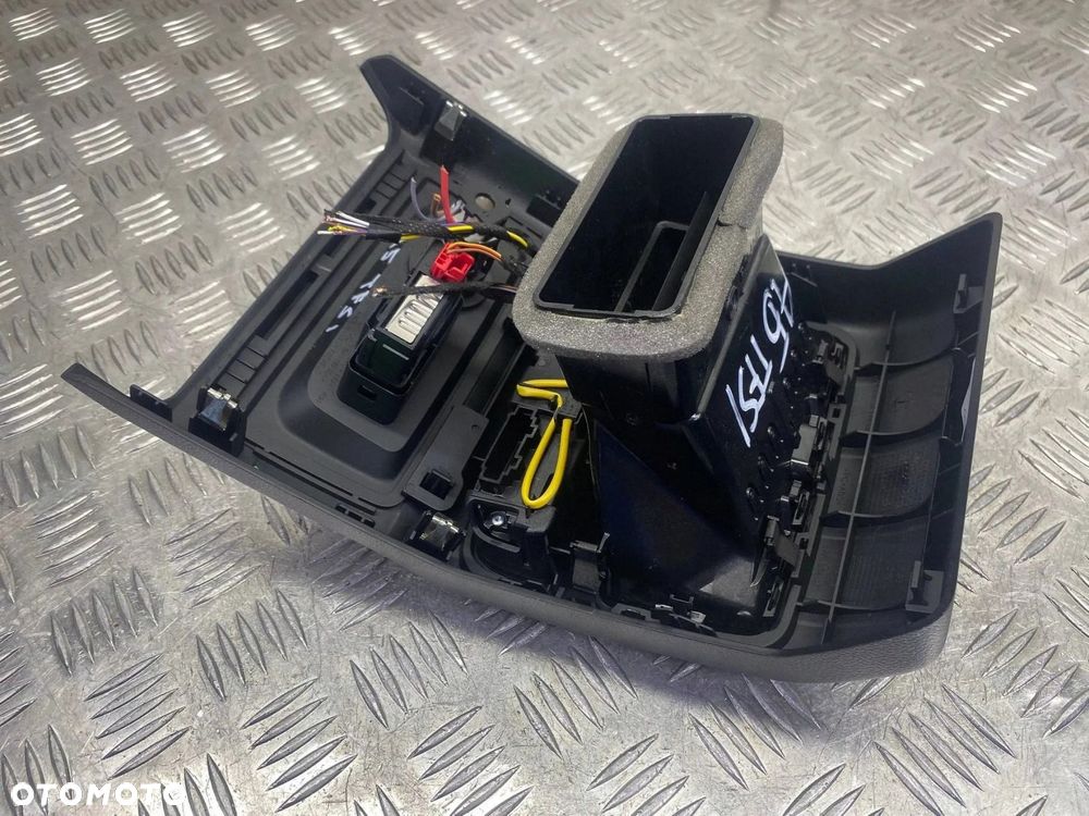 KRATKA NAWIEWU TYŁ TYLNA TUNELU USB GNIAZDO 12V AUDI A5 S5 RS5 8W - 16
