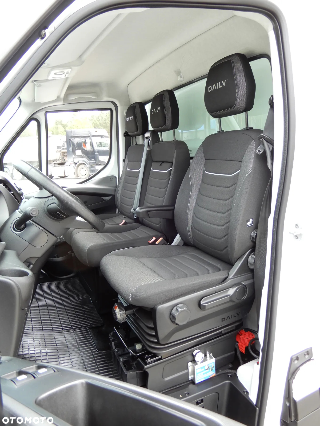 Iveco DAILY 50C18 Hi-Matic Kontener 10 E.Palet 4.91 Cm Boczne Drzwi + Winda Załadowcza DHOLLANDIA 1000 Kg Rozstaw Osi 4350 mm WZMACNIANY Tempomat Aktywny Full LED 16 Tys Km GWARANCJA FABRYCZNA Stan FABRYCZNIE NOWY DOSTĘPNY OKAZJA - 31