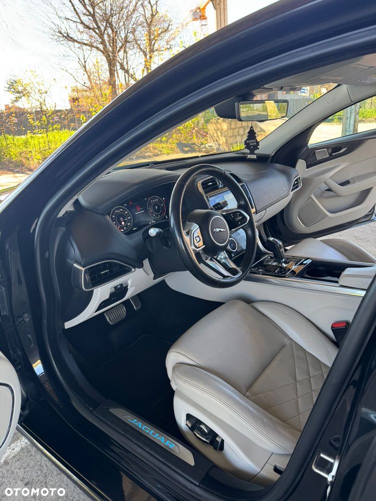 Jaguar XE 2.0 D180 HSE - 16