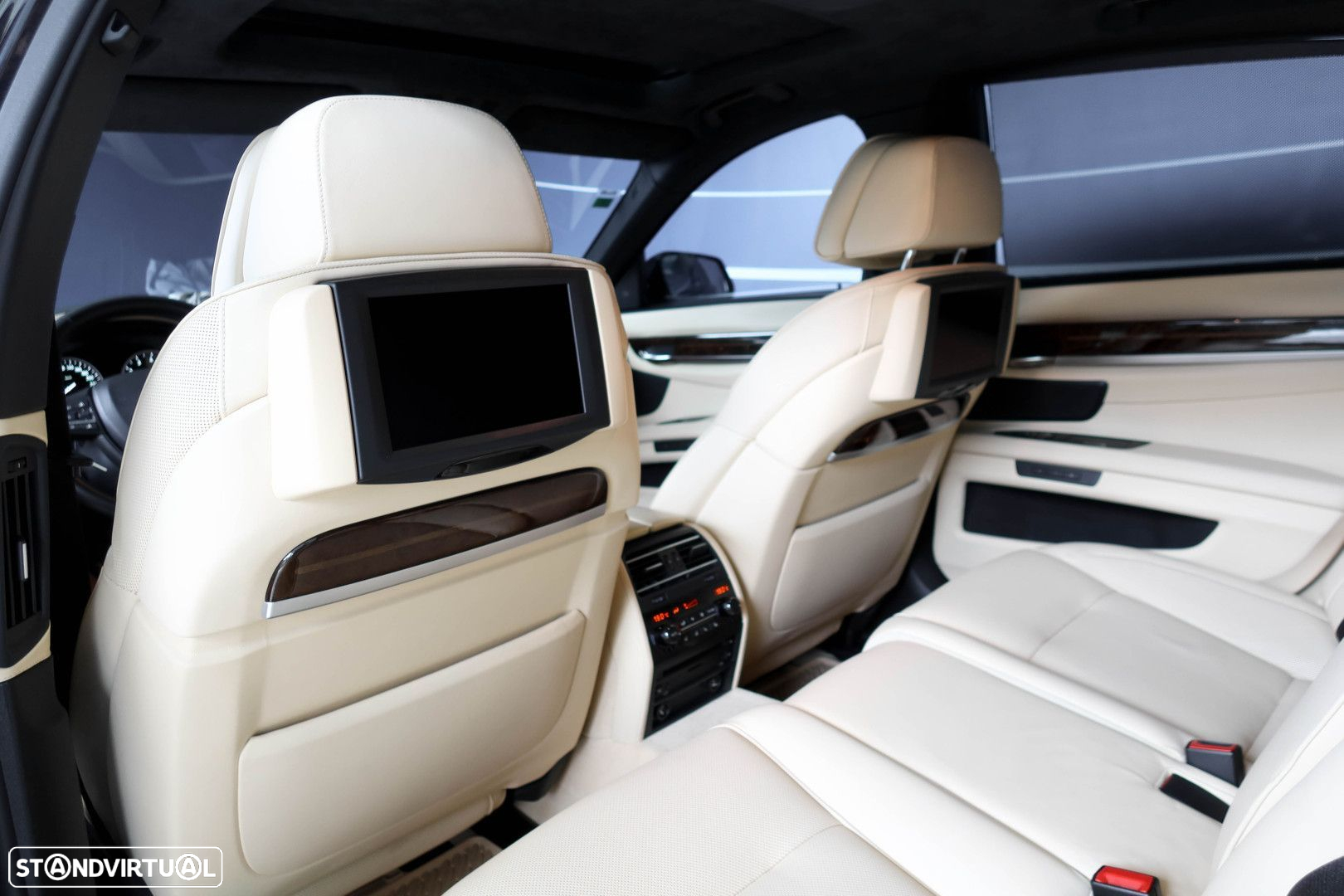 BMW 760 i Pack M - 24