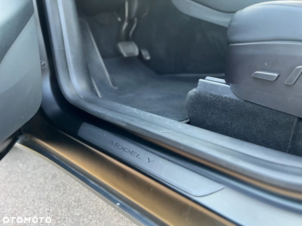 Tesla Model Y Long Range Dual Motor AWD - 12