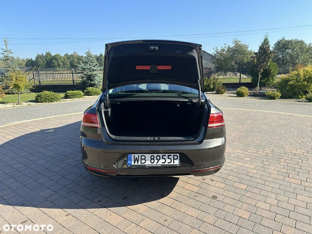 Volkswagen Passat - 12
