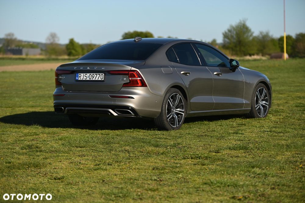 Volvo S60 T5 R-Design - 1