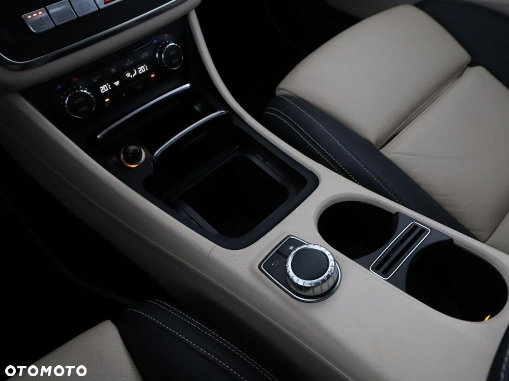 Mercedes-Benz CLA 180 7G-DCT - 29