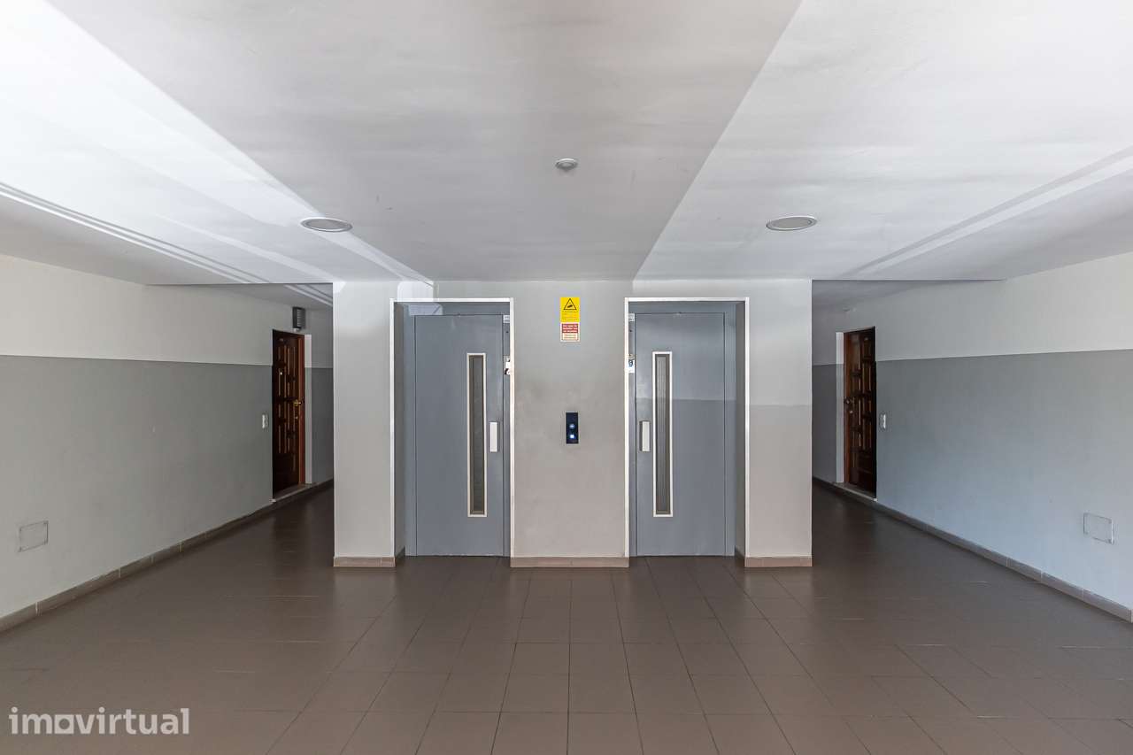 Apartamento T2 com varanda e garagem fechada em Mafamude - Widok 5