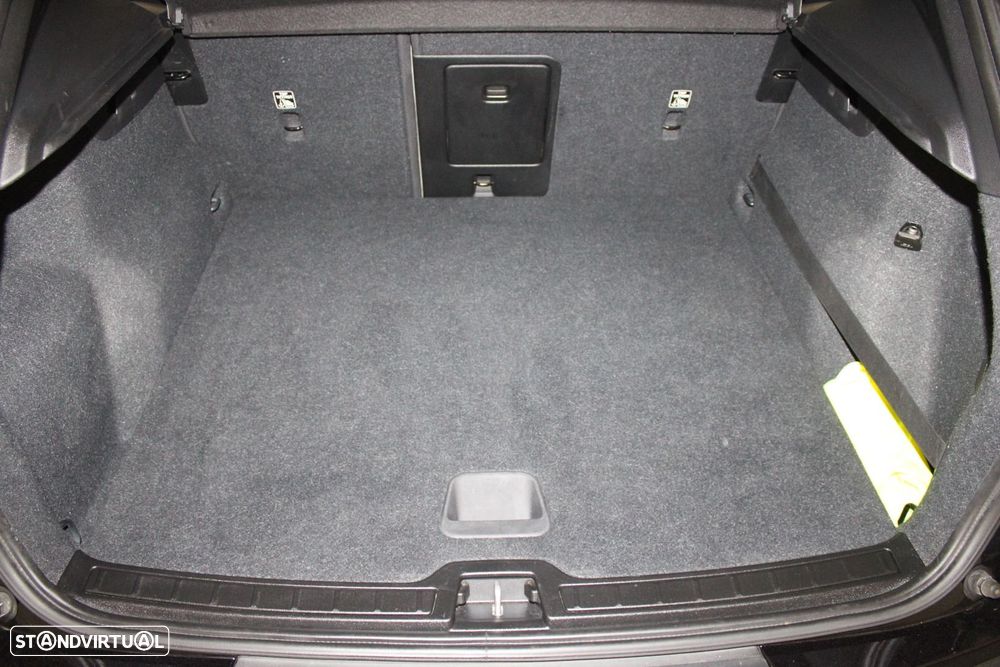 Volvo XC 40 2.0 D3 Momentum Plus Geartronic - 32