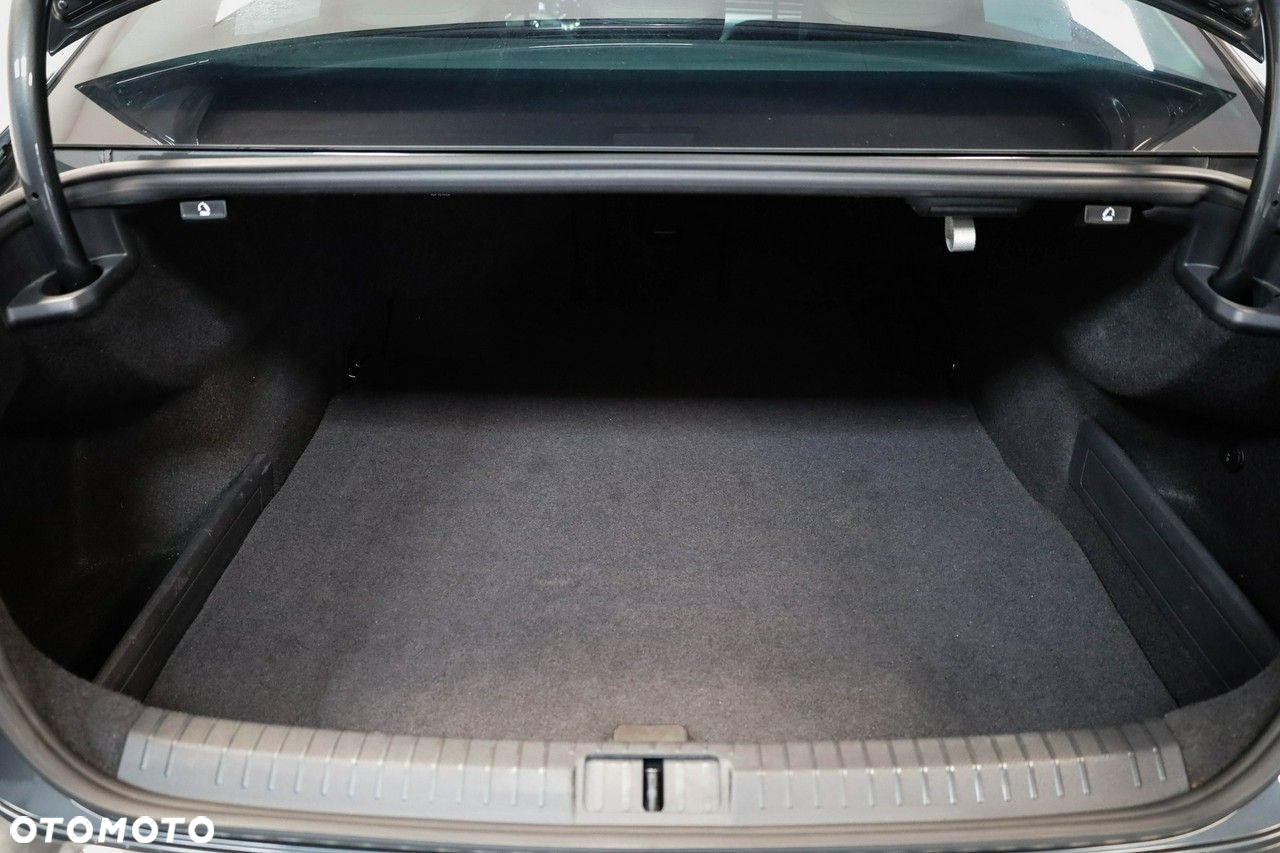 Volkswagen Passat - 12