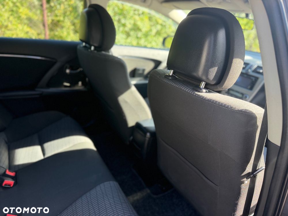 Toyota Avensis 2.0 D-4D - 35
